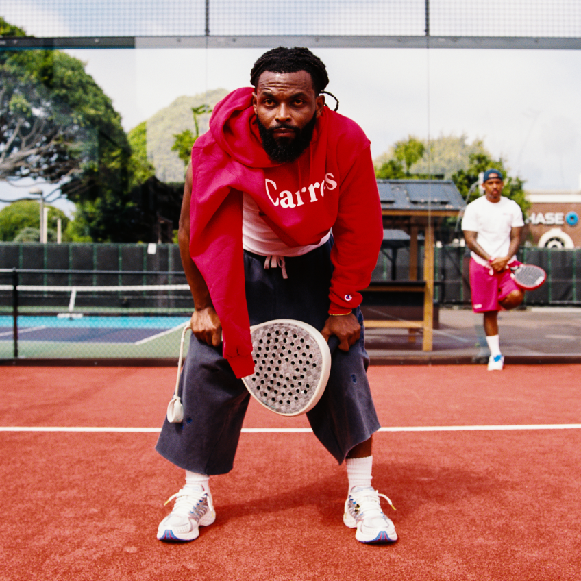 man playing padel with konejo ksrc in court