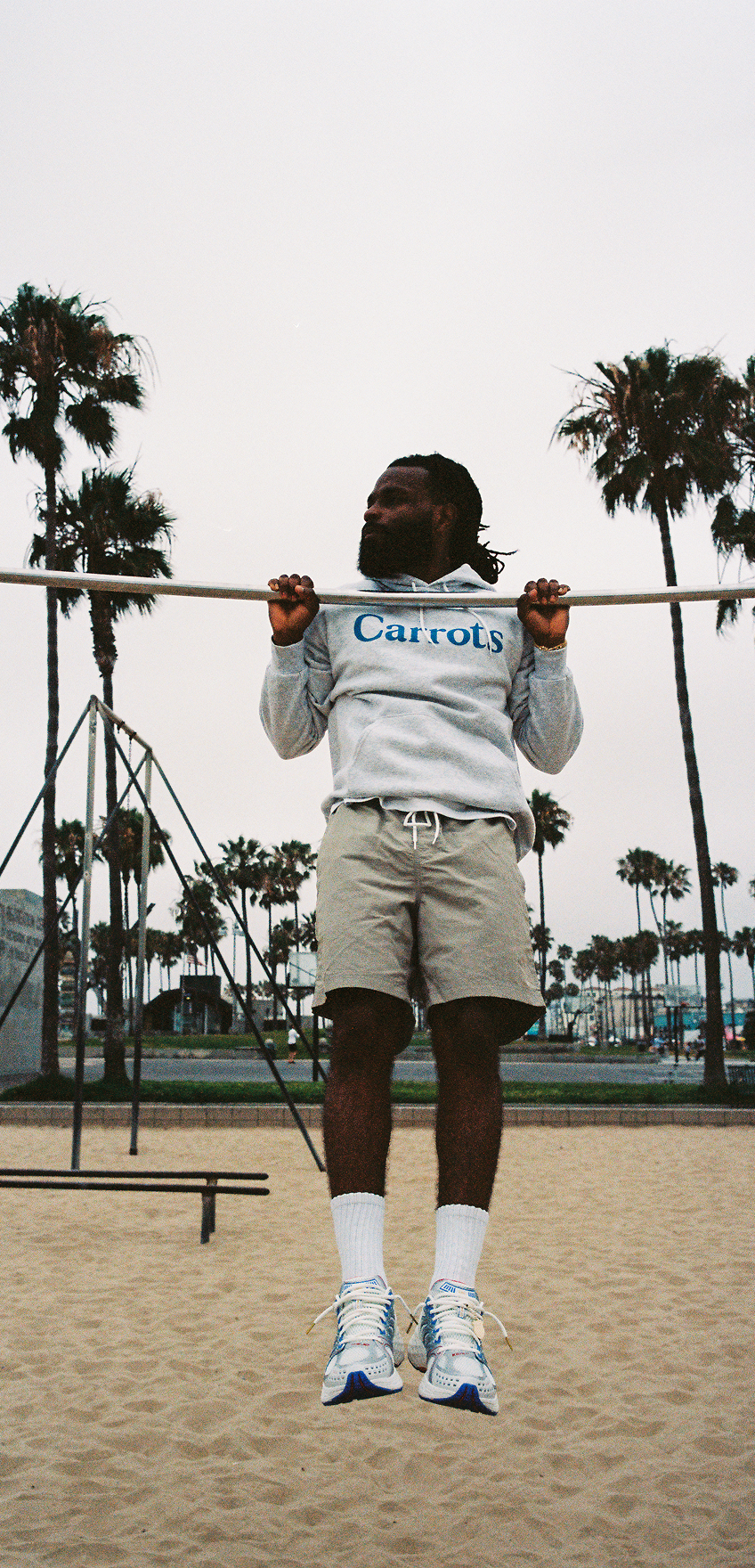 Man doing pullups with ksrc konejos on the beach